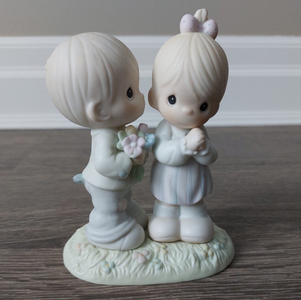 Precious Moments figurine "Love is from Above"